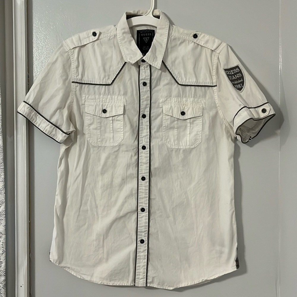 Men’s Guess Casual Shorts Sleeve Shirt Size L Guess Patch On the Left Sleeve